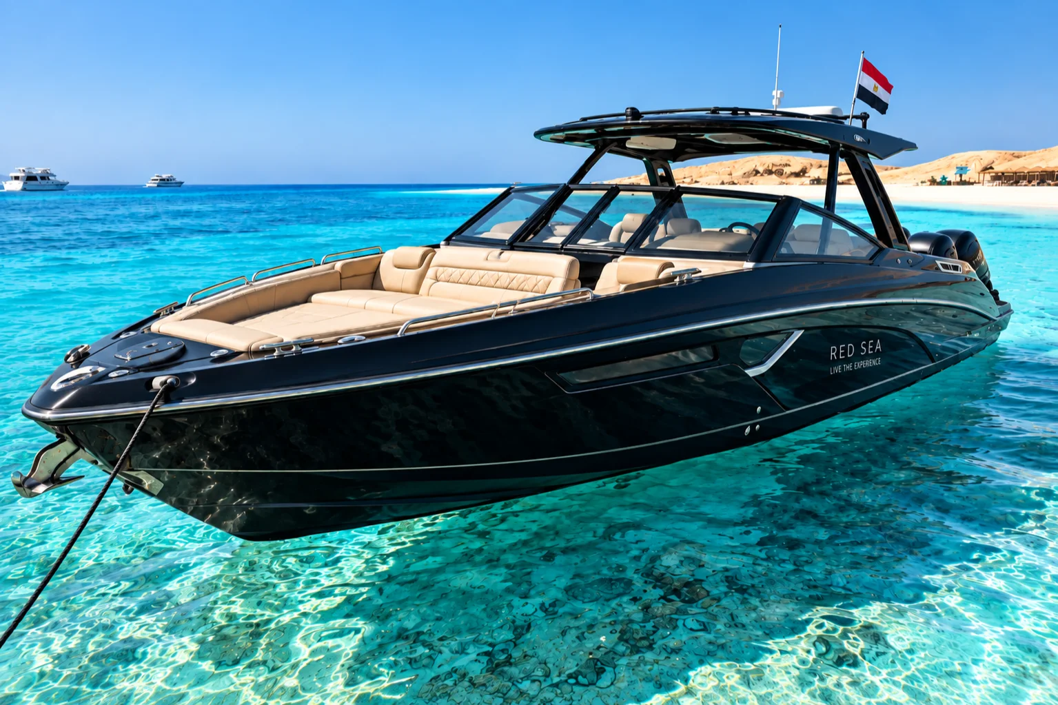 Weißes FREILY-TOURS-Speedboot im türkisfarbenen Wasser des Roten Meeres